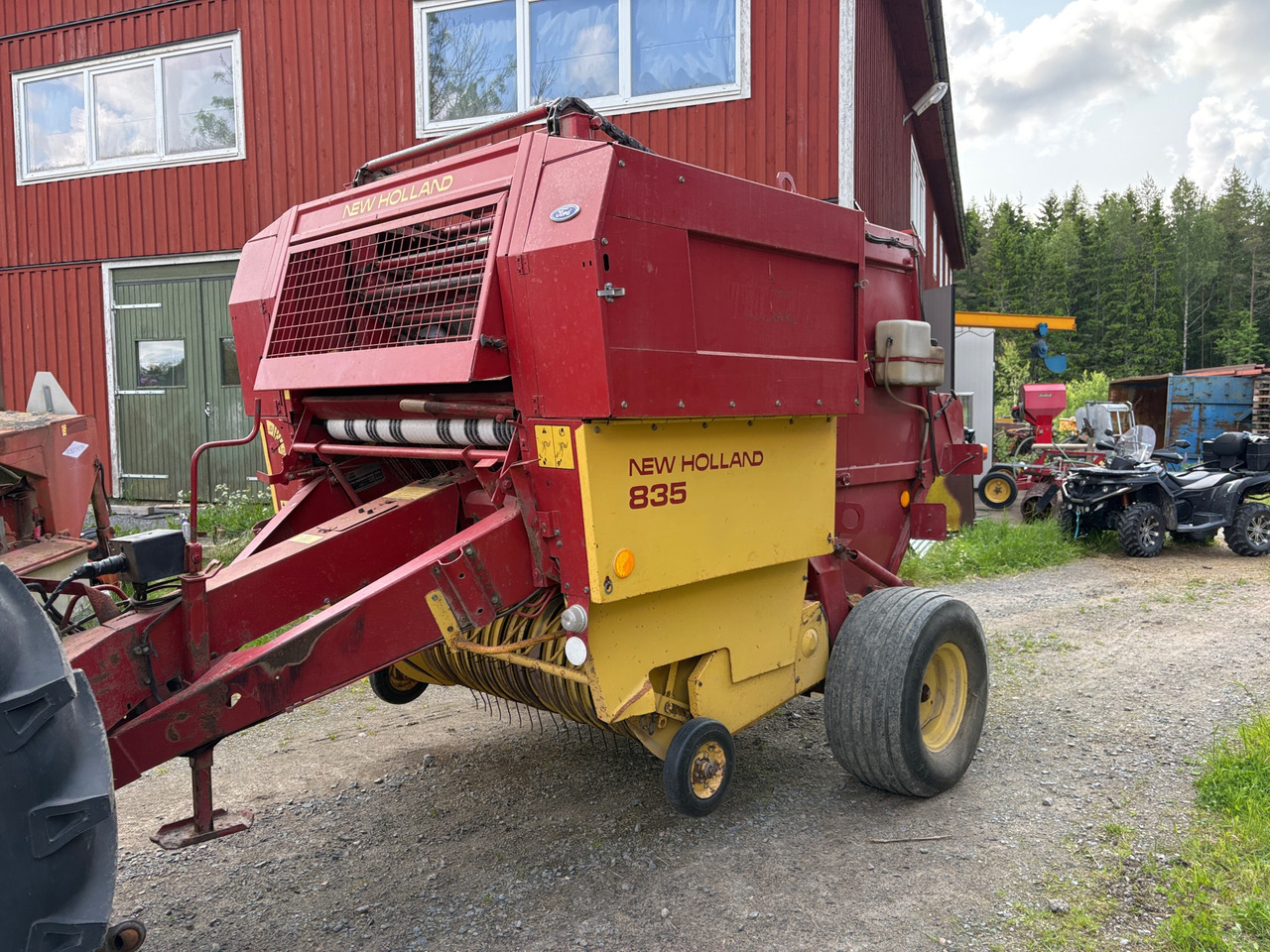 New Holland 835 - Presse à balles rondes: photos 1 New Holland 835 - Presse à balles rondes: photos 1