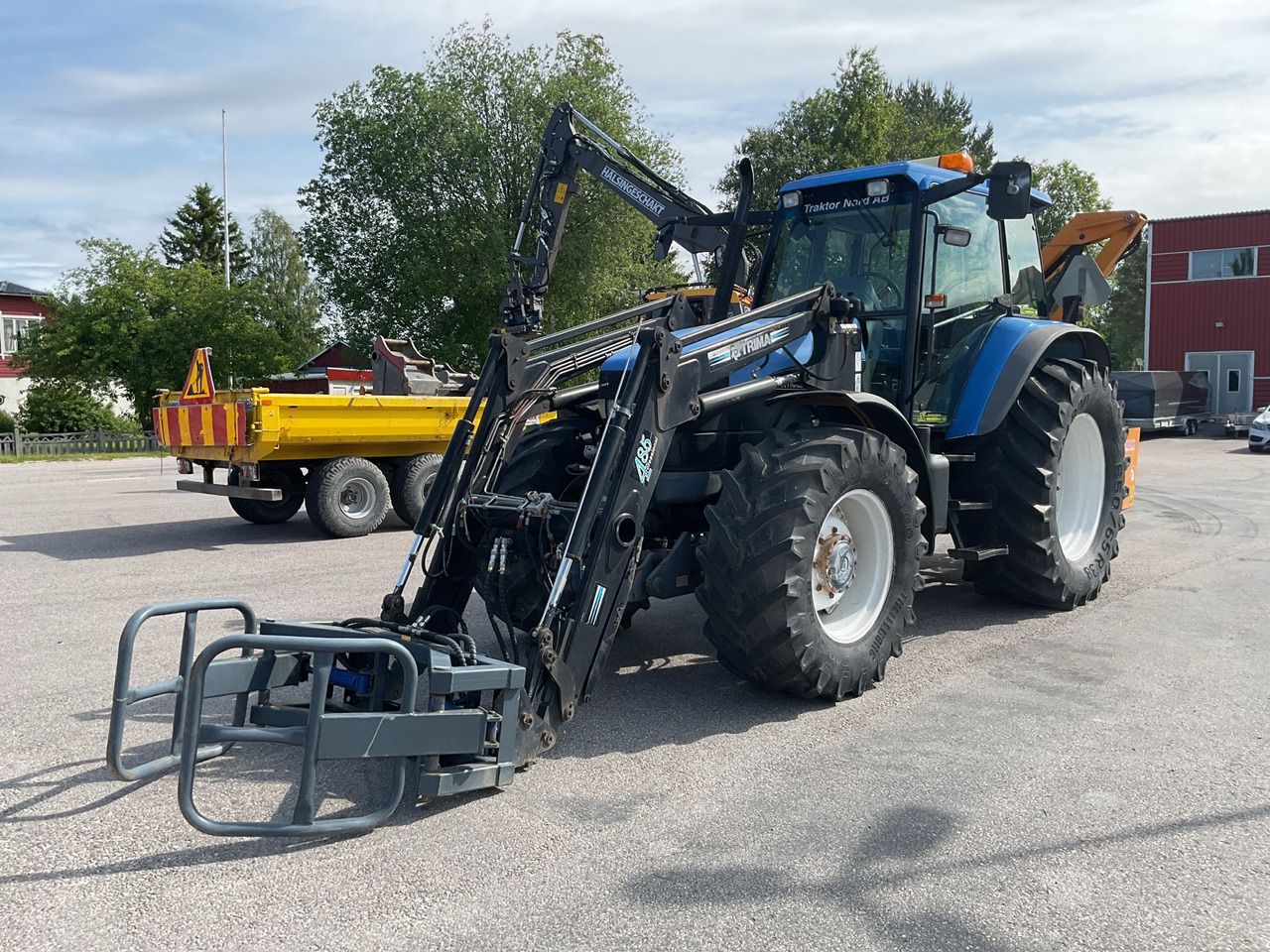New Holland TM135 4WD - Tracteur agricole: photos 1 New Holland TM135 4WD - Tracteur agricole: photos 1