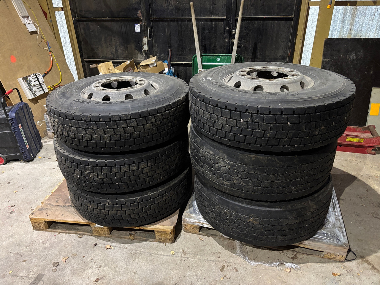 Scania - Pneu pour Camion: photos 1 Scania - Pneu pour Camion: photos 1