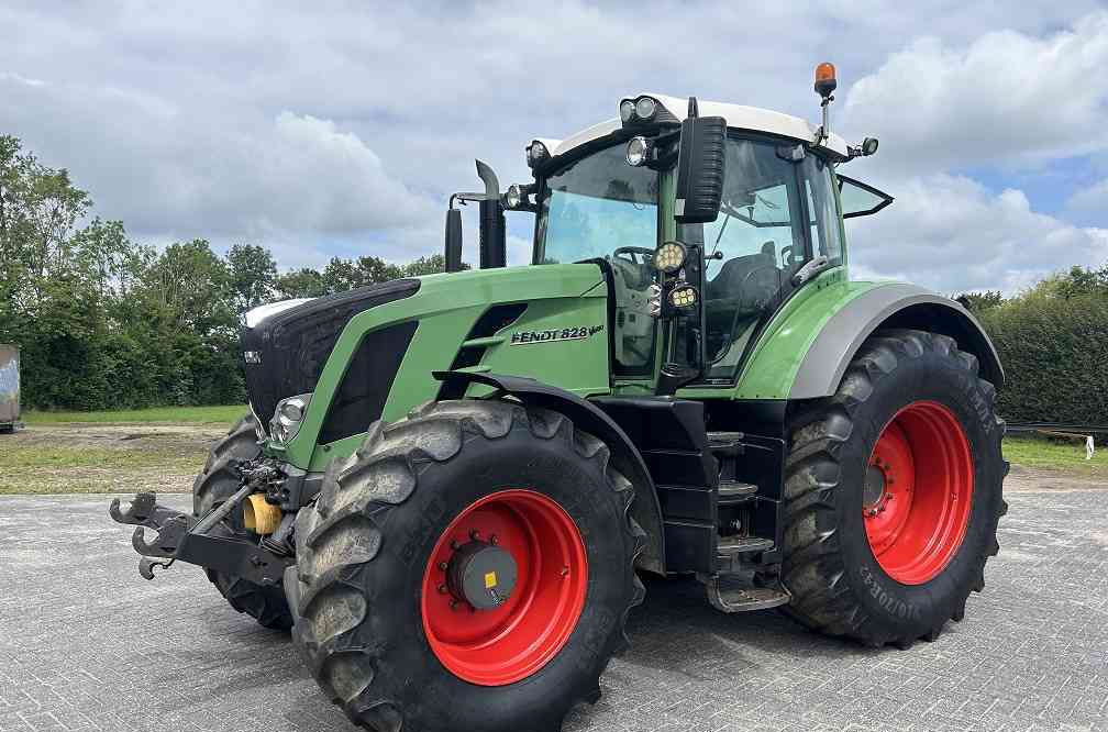 Fendt 828 vario profi scr - Tracteur agricole: photos 1 Fendt 828 vario profi scr - Tracteur agricole: photos 1