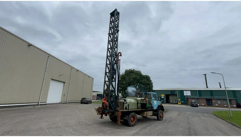 Bomag Iveco magirus 160D15 4x4 Bomag B300 Bohrgerat Drilling machine - Foreuse: photos 2 Bomag Iveco magirus 160D15 4x4 Bomag B300 Bohrgerat Drilling machine - Foreuse: photos 2