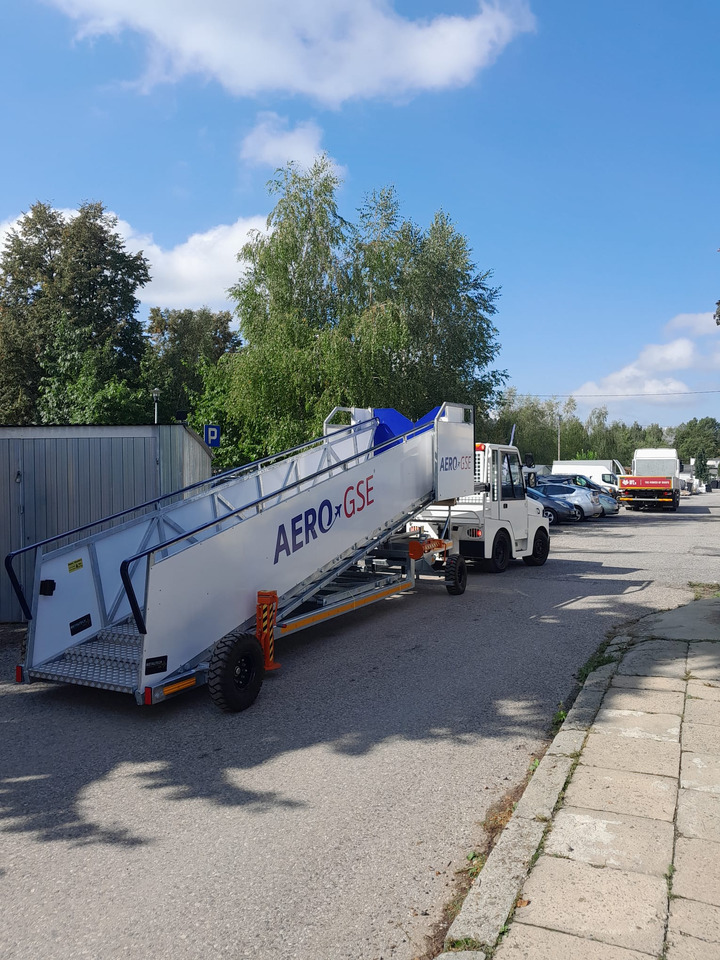 AERO-GSE stairs Towable stairs with the pedestrian movement ( 2,4-3,8m) - Escalier d'embarquement: photos 1 AERO-GSE stairs Towable stairs with the pedestrian movement ( 2,4-3,8m) - Escalier d'embarquement: photos 1