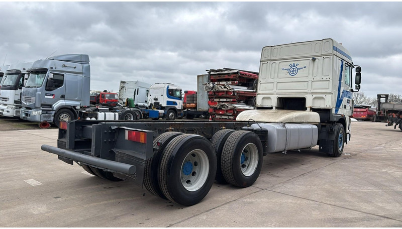 DAF XF 95.430 (EURO 3 / 10 TYRES / 6X2 / MANUAL GEARBOX / BOITE MANUELLE) - Châssis cabine: photos 4 DAF XF 95.430 (EURO 3 / 10 TYRES / 6X2 / MANUAL GEARBOX / BOITE MANUELLE) - Châssis cabine: photos 4