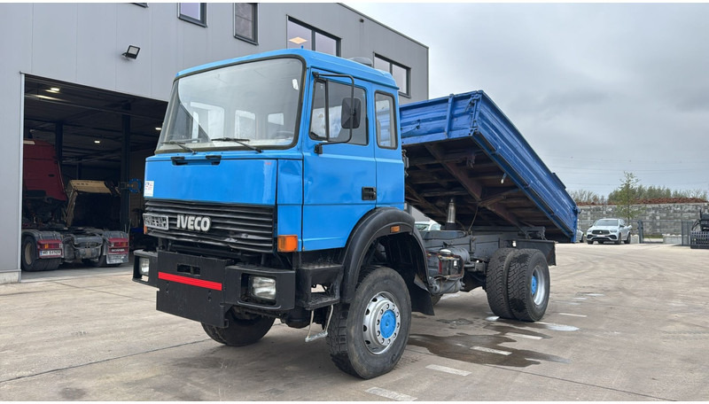 Iveco Magirus 170 - 23 (GRAND PONT / LAMES / PARFAIT ETAT / 4x4) - Camion benne: photos 1 Iveco Magirus 170 - 23 (GRAND PONT / LAMES / PARFAIT ETAT / 4x4) - Camion benne: photos 1