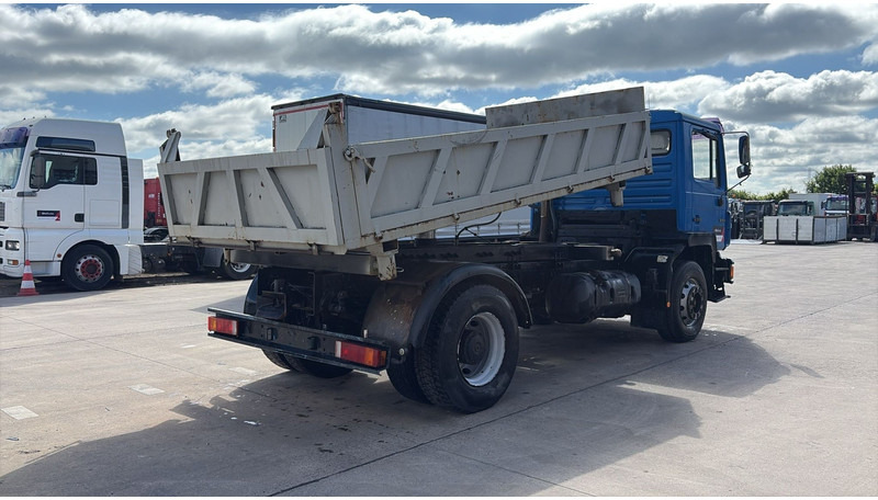 MAN 19.322 (MANUAL PUMP / STEEL SUSP. / LAMES / POMPE MANUELLE / BIG AXLE / GRAND PONT) - Camion benne: photos 5 MAN 19.322 (MANUAL PUMP / STEEL SUSP. / LAMES / POMPE MANUELLE / BIG AXLE / GRAND PONT) - Camion benne: photos 5