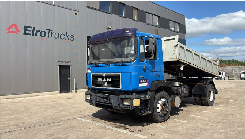 MAN 19.322 (MANUAL PUMP / STEEL SUSP. / LAMES / POMPE MANUELLE / BIG AXLE / GRAND PONT) - Camion benne: photos 1 MAN 19.322 (MANUAL PUMP / STEEL SUSP. / LAMES / POMPE MANUELLE / BIG AXLE / GRAND PONT) - Camion benne: photos 1