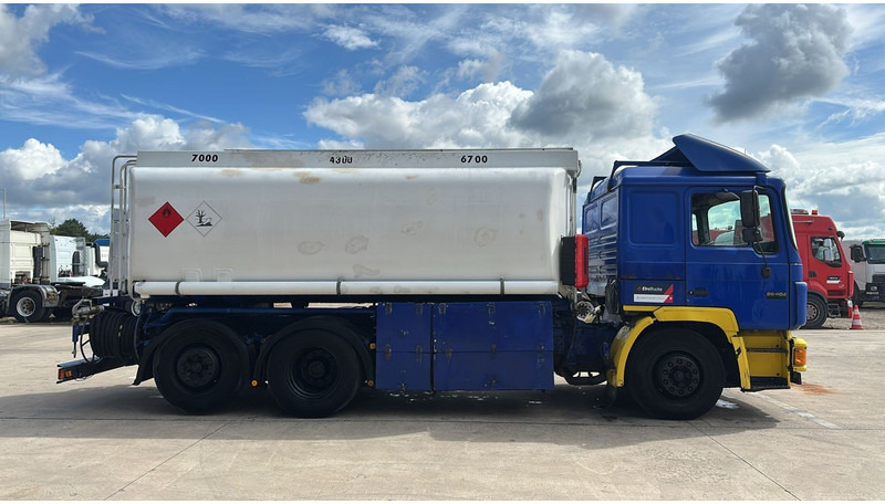 MAN 26.402 (18.000 L / 6X2 / 6 CYLINDER / FRONT STEEL / 3 COMPARTIMENTS) - Camion citerne: photos 4 MAN 26.402 (18.000 L / 6X2 / 6 CYLINDER / FRONT STEEL / 3 COMPARTIMENTS) - Camion citerne: photos 4