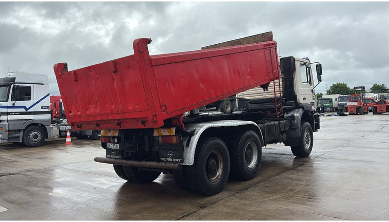 MAN 28.343 (EURO 2 / 6X6 / STEEL SUSP. / BIG AXLE / LAMES / GRAND PONT) - Camion benne: photos 5 MAN 28.343 (EURO 2 / 6X6 / STEEL SUSP. / BIG AXLE / LAMES / GRAND PONT) - Camion benne: photos 5
