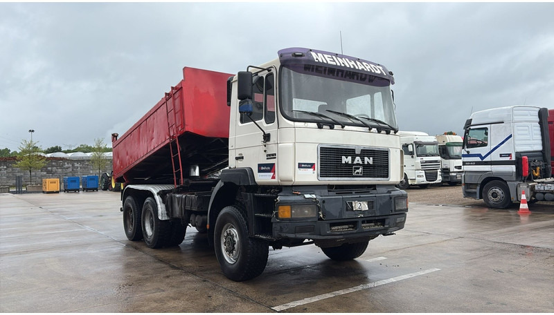 MAN 28.343 (EURO 2 / 6X6 / STEEL SUSP. / BIG AXLE / LAMES / GRAND PONT) - Camion benne: photos 2 MAN 28.343 (EURO 2 / 6X6 / STEEL SUSP. / BIG AXLE / LAMES / GRAND PONT) - Camion benne: photos 2