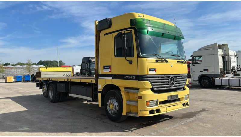 Mercedes-Benz ACTROS 2543 (EPS / 3 PEDALES / LAMES DEVANT / STEEL FRONT / PARFAIT ETAT !! / V6) - Camion plateau: photos 2 Mercedes-Benz ACTROS 2543 (EPS / 3 PEDALES / LAMES DEVANT / STEEL FRONT / PARFAIT ETAT !! / V6) - Camion plateau: photos 2