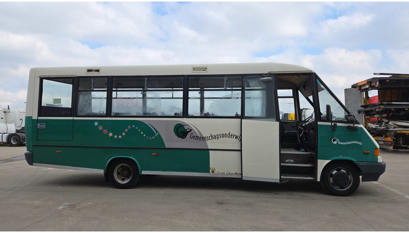 Mercedes-Benz Vario 614 (BELGIAN BUS / 34 SEATS / MANUAL PUMP / LAMES / STEEL SUSP.) - Bus urbain: photos 4 Mercedes-Benz Vario 614 (BELGIAN BUS / 34 SEATS / MANUAL PUMP / LAMES / STEEL SUSP.) - Bus urbain: photos 4