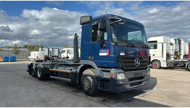 Mercedes-Benz actros 2541 (DEVANT LAMES / EPS / FRONT STEEL / V6 / MP2 / 6X2) - Camion ampliroll: photos 4 Mercedes-Benz actros 2541 (DEVANT LAMES / EPS / FRONT STEEL / V6 / MP2 / 6X2) - Camion ampliroll: photos 4