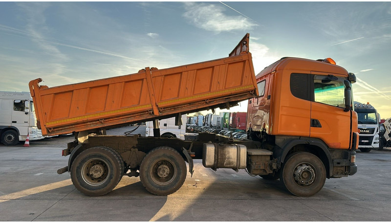 Scania 144-460 (BIG AXLE / GRAND PONT / LAMES / STEEL SUSP. / MANUAL GEARBOX / BOITE MANUELLE) - Camion benne: photos 4 Scania 144-460 (BIG AXLE / GRAND PONT / LAMES / STEEL SUSP. / MANUAL GEARBOX / BOITE MANUELLE) - Camion benne: photos 4