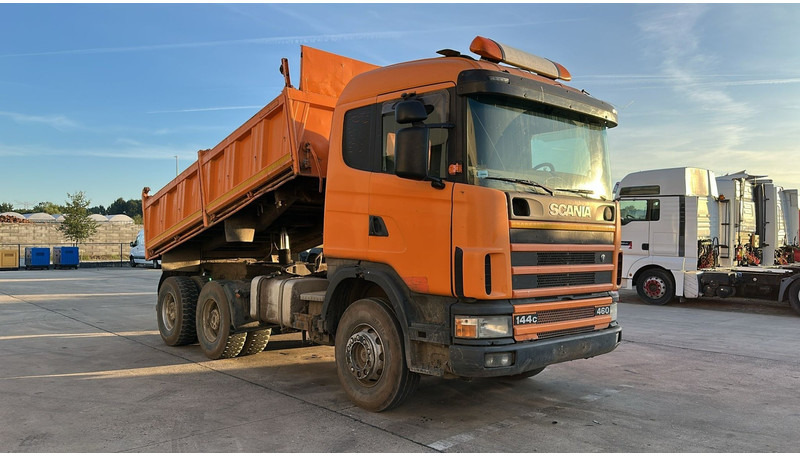Scania 144-460 (BIG AXLE / GRAND PONT / LAMES / STEEL SUSP. / MANUAL GEARBOX / BOITE MANUELLE) - Camion benne: photos 3 Scania 144-460 (BIG AXLE / GRAND PONT / LAMES / STEEL SUSP. / MANUAL GEARBOX / BOITE MANUELLE) - Camion benne: photos 3