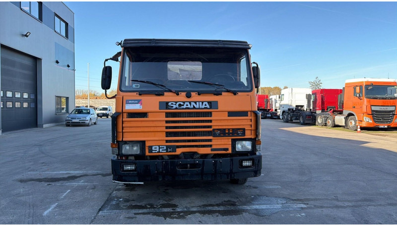 Scania 92 M (MANUAL PUMP / 6X4 / STEEL SUSP. / LAMES / POMPE MANUELLE) - Camion benne: photos 2 Scania 92 M (MANUAL PUMP / 6X4 / STEEL SUSP. / LAMES / POMPE MANUELLE) - Camion benne: photos 2