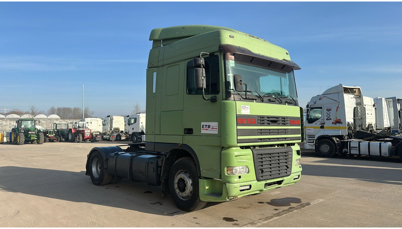 DAF XF 95.430 (EURO 2 / MANUAL PUMP / POMPE MANUELLE / BOITE MANUELLE) - Tracteur routier: photos 3 DAF XF 95.430 (EURO 2 / MANUAL PUMP / POMPE MANUELLE / BOITE MANUELLE) - Tracteur routier: photos 3