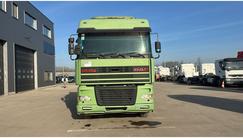 DAF XF 95.430 (EURO 2 / MANUAL PUMP / POMPE MANUELLE / BOITE MANUELLE) - Tracteur routier: photos 4 DAF XF 95.430 (EURO 2 / MANUAL PUMP / POMPE MANUELLE / BOITE MANUELLE) - Tracteur routier: photos 4