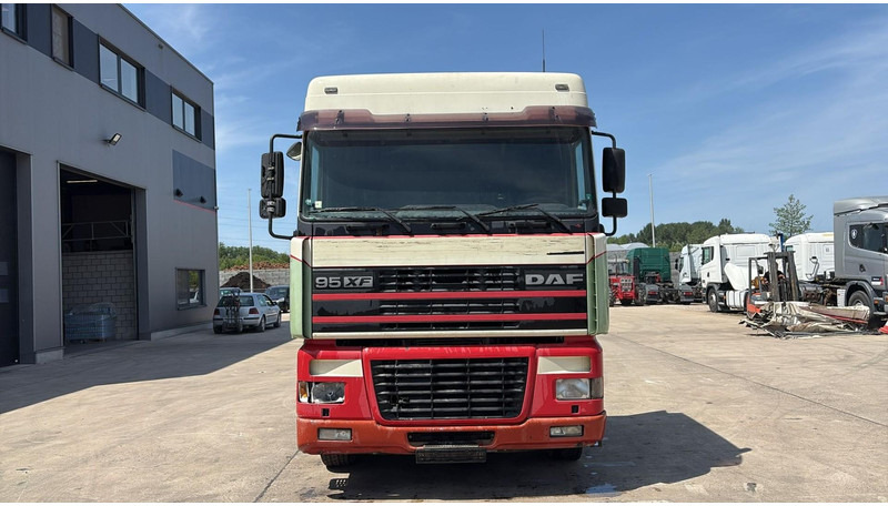 DAF XF 95.430 (EURO 3 / BOITE MANUELLE / MANUAL GEARBOX) - Tracteur routier: photos 2 DAF XF 95.430 (EURO 3 / BOITE MANUELLE / MANUAL GEARBOX) - Tracteur routier: photos 2