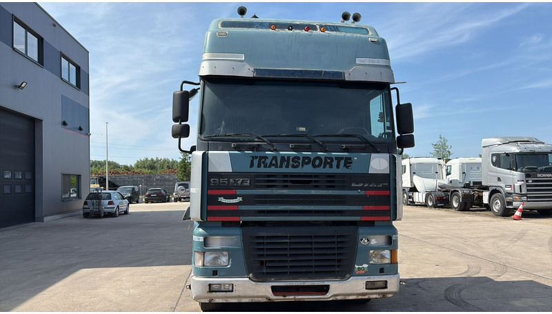 DAF XF 95.430 (EURO 3 / MANUAL GEARBOX / BOITE MANUELLE) - Tracteur routier: photos 2 DAF XF 95.430 (EURO 3 / MANUAL GEARBOX / BOITE MANUELLE) - Tracteur routier: photos 2
