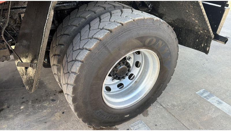 Camion plateau, Camion grue Volvo FL 10 - 320 (MANUAL PUMP / STEEL SUSP. / CRANE / LAMES / POMPE MANUELLE): photos 12 Camion plateau, Camion grue Volvo FL 10 - 320 (MANUAL PUMP / STEEL SUSP. / CRANE / LAMES / POMPE MANUELLE): photos 12