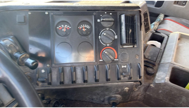 Camion plateau, Camion grue Volvo FL 10 - 320 (MANUAL PUMP / STEEL SUSP. / CRANE / LAMES / POMPE MANUELLE): photos 14 Camion plateau, Camion grue Volvo FL 10 - 320 (MANUAL PUMP / STEEL SUSP. / CRANE / LAMES / POMPE MANUELLE): photos 14