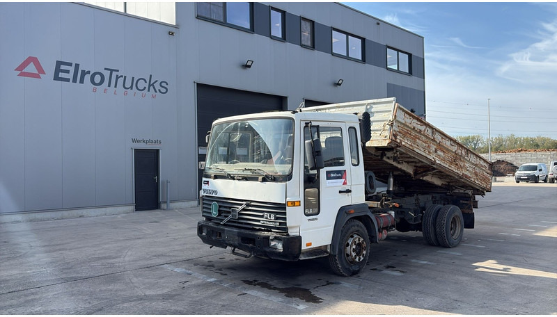 Volvo FL 6 - 8 (MANUAL PUMP / POMPE MANUELLE) - Camion benne: photos 1 Volvo FL 6 - 8 (MANUAL PUMP / POMPE MANUELLE) - Camion benne: photos 1