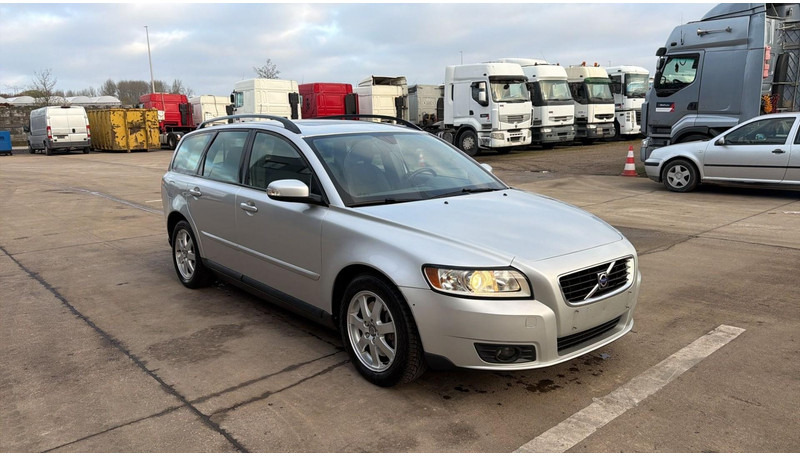Volvo V50 (BELGIAN CAR / AIRCO / AUTOMATIC GEARBOX / EURO 5) - Voiture: photos 3 Volvo V50 (BELGIAN CAR / AIRCO / AUTOMATIC GEARBOX / EURO 5) - Voiture: photos 3