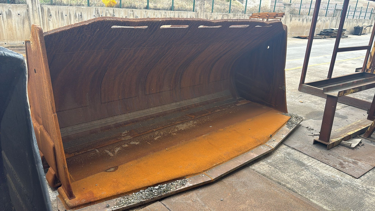 KOMATSU WA500 Loading Bucket - Godet pour chargeur: photos 1 KOMATSU WA500 Loading Bucket - Godet pour chargeur: photos 1