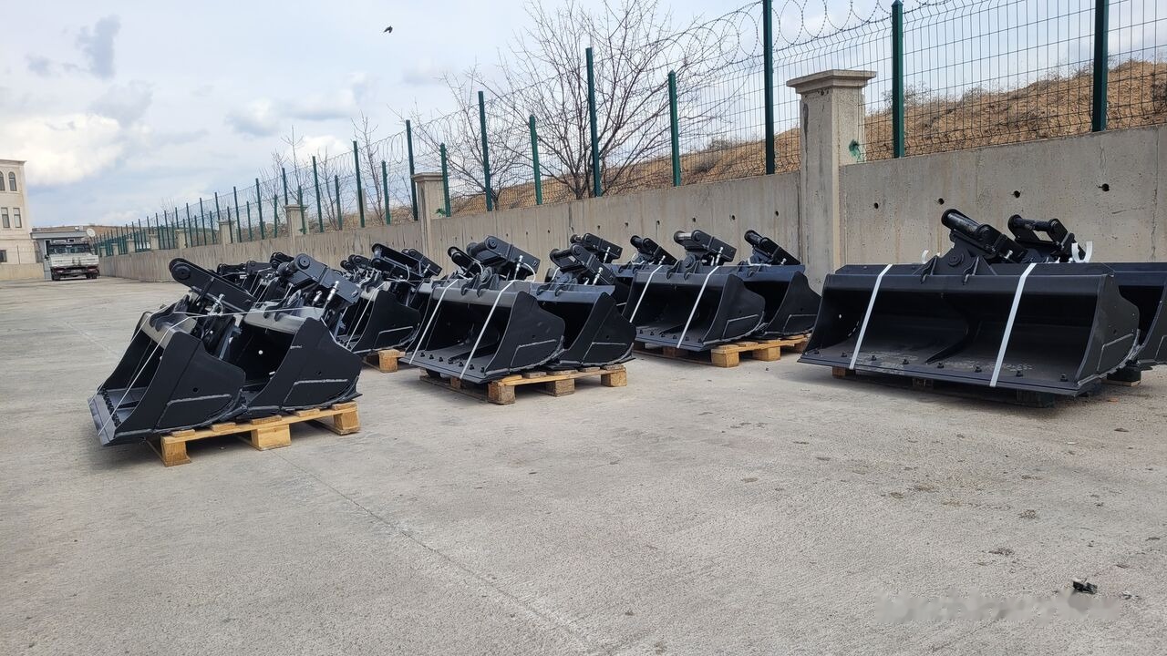 Takeuchi Digging/Grading Bucket Manufacturing - Godet pour pelle: photos 1 Takeuchi Digging/Grading Bucket Manufacturing - Godet pour pelle: photos 1
