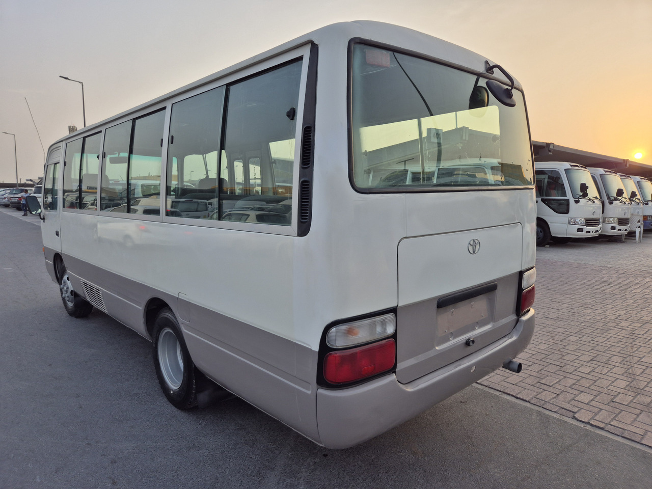 TOYOTA Coaster ... Nos bus -Originaires TOYOTA ...pas Chinois... T72 ... - Minibus, Transport de personnes: photos 3 TOYOTA Coaster ... Nos bus -Originaires TOYOTA ...pas Chinois... T72 ... - Minibus, Transport de personnes: photos 3