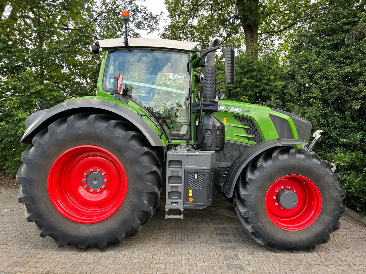 FENDT 828 Vario S4 ProfiPlus - Tracteur agricole: photos 2 FENDT 828 Vario S4 ProfiPlus - Tracteur agricole: photos 2