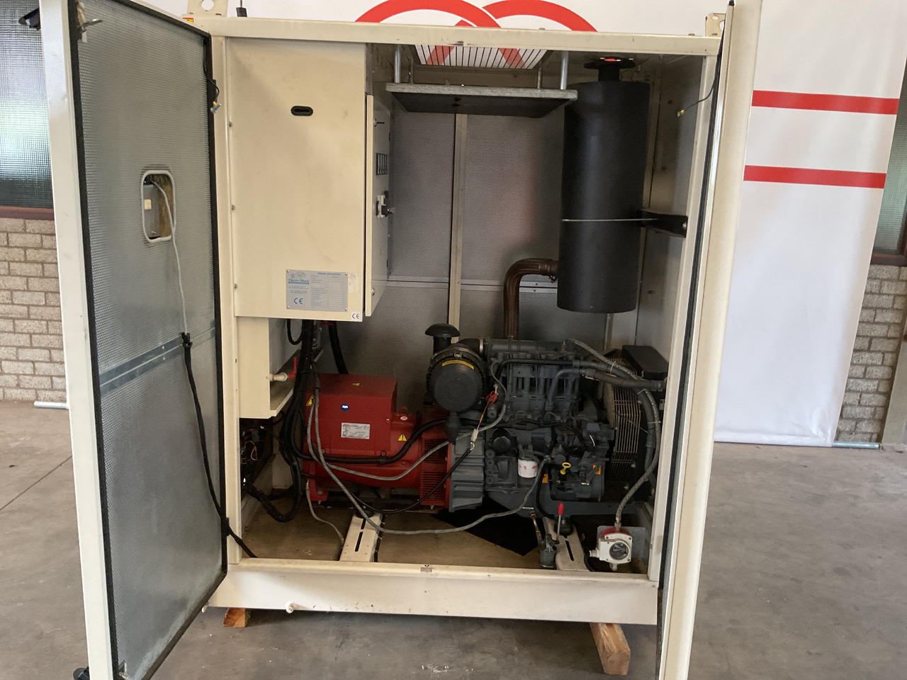 Deutz F3M1011F, 45KVA generatorset. Like brand new. Low standby hours - Groupe électrogène: photos 3 Deutz F3M1011F, 45KVA generatorset. Like brand new. Low standby hours - Groupe électrogène: photos 3