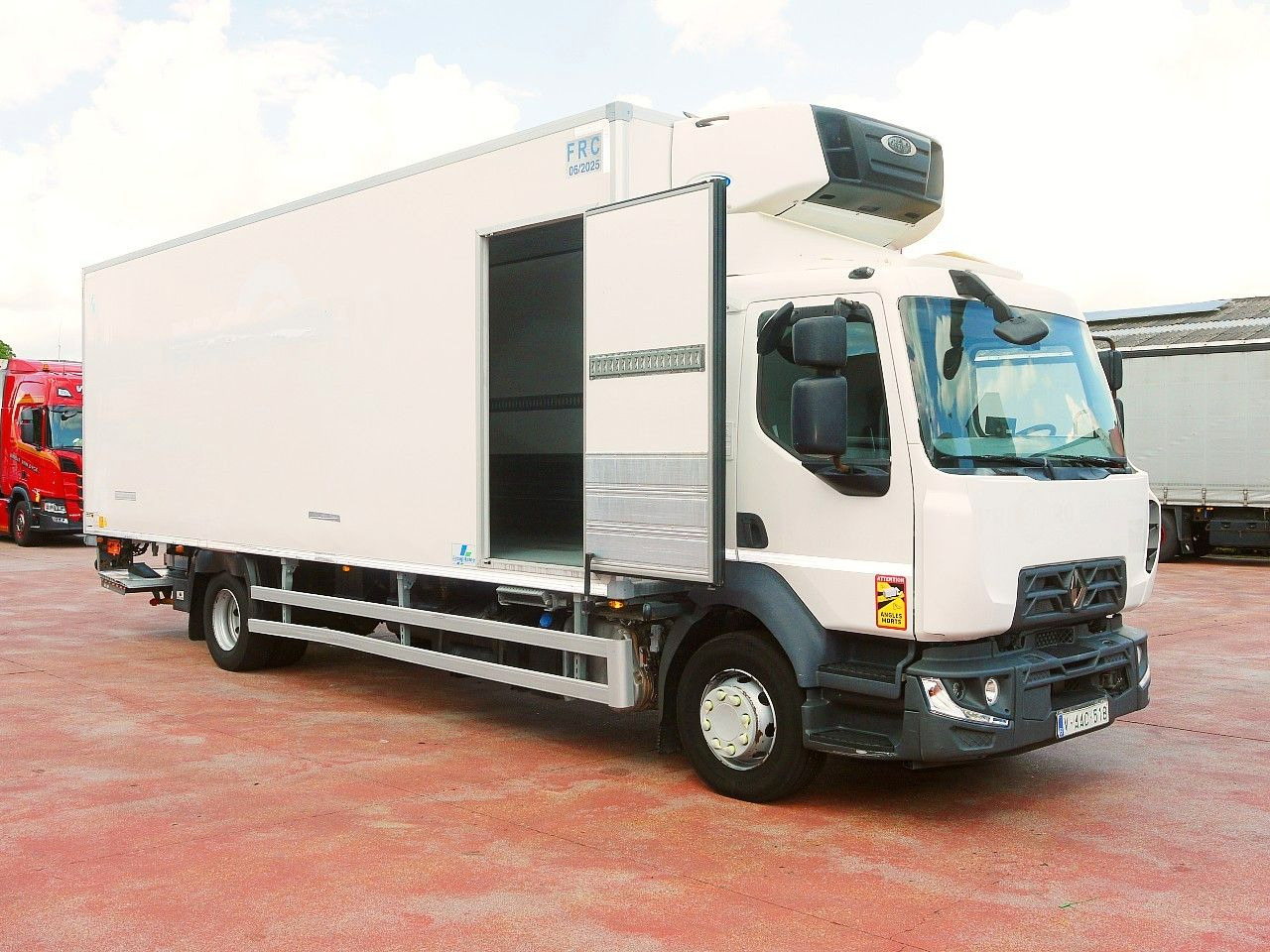 Renault D 16 250 KUHLKOFER CARRIER SUPRA 850 / KLIMA A/C - Camion frigorifique: photos 3 Renault D 16 250 KUHLKOFER CARRIER SUPRA 850 / KLIMA A/C - Camion frigorifique: photos 3