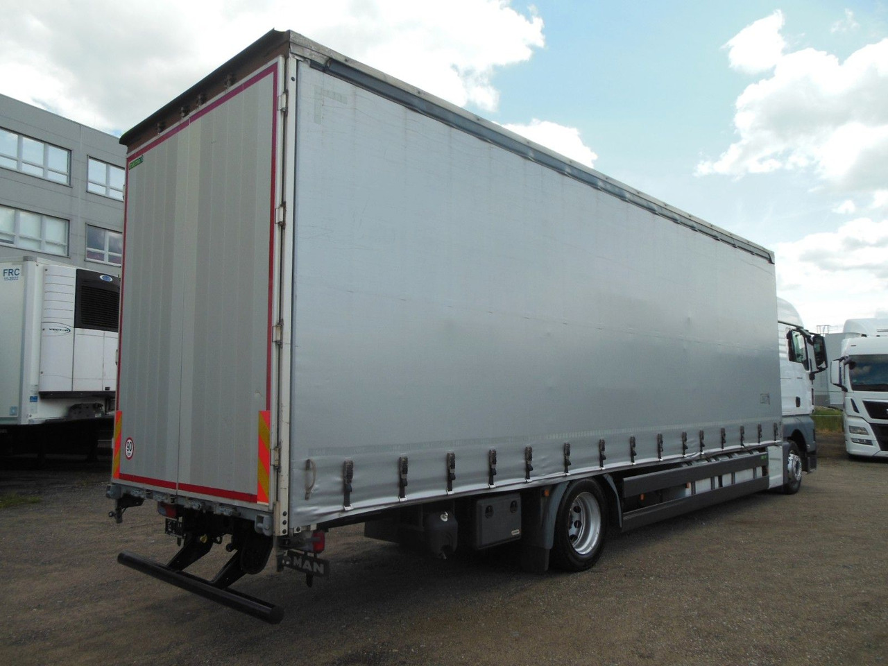 MAN TGX 18.460, XLX, VOLL LUFT, PRITSCHE 9,2M, TOP!! - Camion à rideaux coulissants: photos 3 MAN TGX 18.460, XLX, VOLL LUFT, PRITSCHE 9,2M, TOP!! - Camion à rideaux coulissants: photos 3