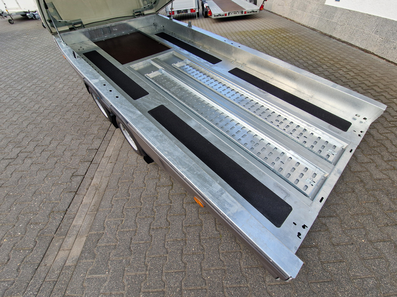 BJT Race Shuttle 2 Transporter 430x195x160cm ankippbar Winde 2600kg 100 km/H Modell 2024 - Remorque porte-voitures: photos 3 BJT Race Shuttle 2 Transporter 430x195x160cm ankippbar Winde 2600kg 100 km/H Modell 2024 - Remorque porte-voitures: photos 3