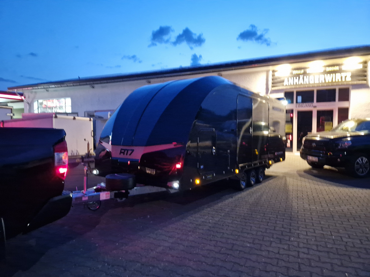 BJT Race Transporter 7 397-5521-35-3-10-B 550x210x189cm black Alufelgen Tridem 3500kg Aktion - Remorque porte-voitures: photos 3 BJT Race Transporter 7 397-5521-35-3-10-B 550x210x189cm black Alufelgen Tridem 3500kg Aktion - Remorque porte-voitures: photos 3