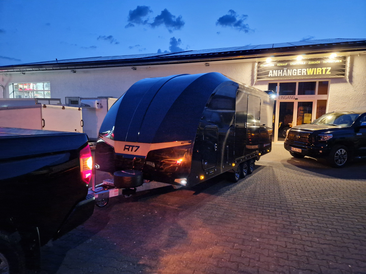 BJT Race Transporter 7 397-5521-35-3-10-B 550x210x189cm black Alufelgen Tridem 3500kg Aktion - Remorque porte-voitures: photos 2 BJT Race Transporter 7 397-5521-35-3-10-B 550x210x189cm black Alufelgen Tridem 3500kg Aktion - Remorque porte-voitures: photos 2