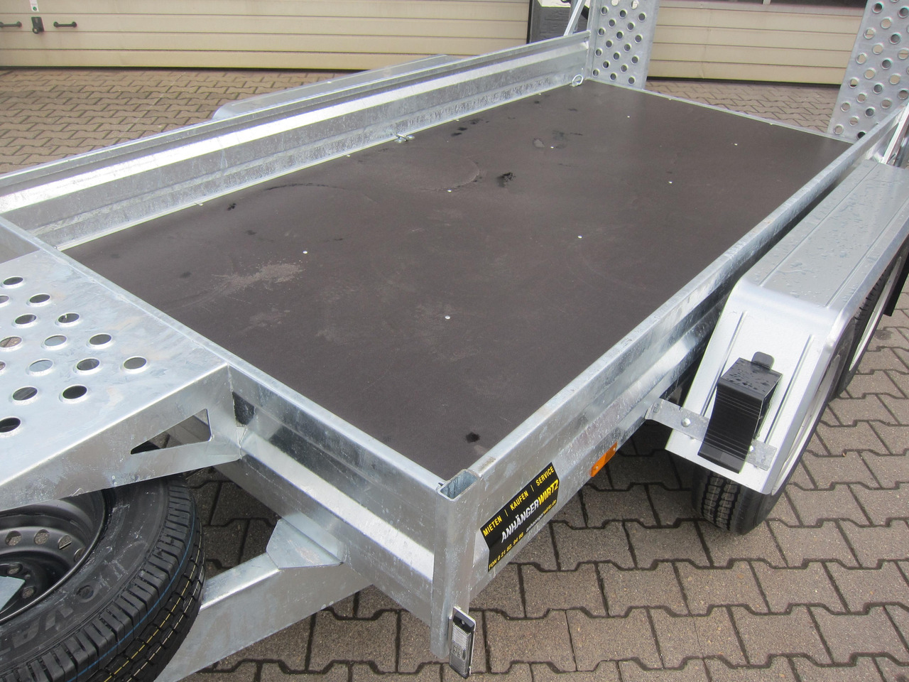 Baggeranhänger BUILDER M 300x145x20cm Rampen klappbar Reserverad (M) 2700kg Januar Aktion - Remorque porte engin: photos 4 Baggeranhänger BUILDER M 300x145x20cm Rampen klappbar Reserverad (M) 2700kg Januar Aktion - Remorque porte engin: photos 4