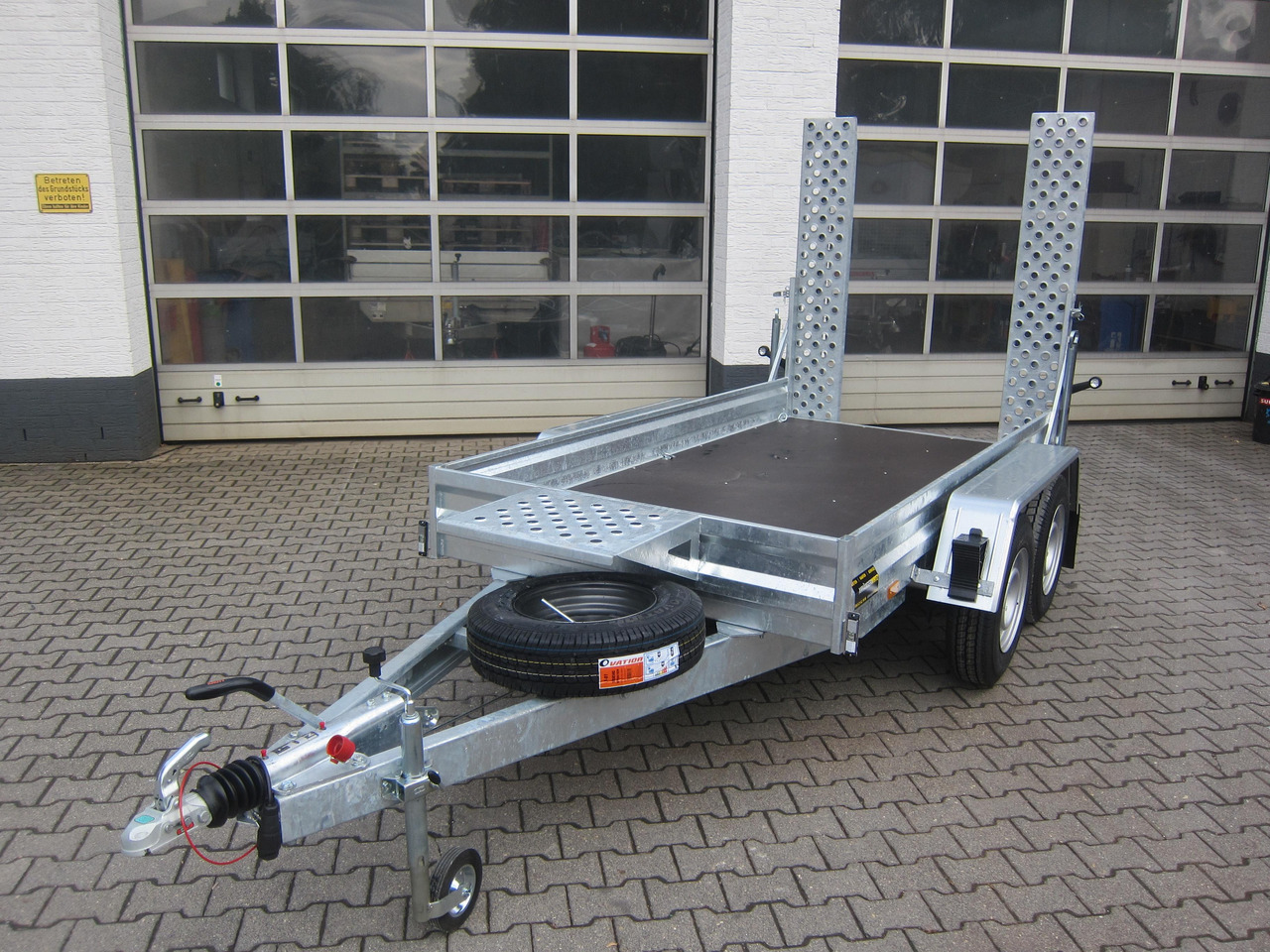 Baggeranhänger BUILDER M 300x145x20cm Rampen klappbar Reserverad (M) 2700kg Januar Aktion - Remorque porte engin: photos 1 Baggeranhänger BUILDER M 300x145x20cm Rampen klappbar Reserverad (M) 2700kg Januar Aktion - Remorque porte engin: photos 1