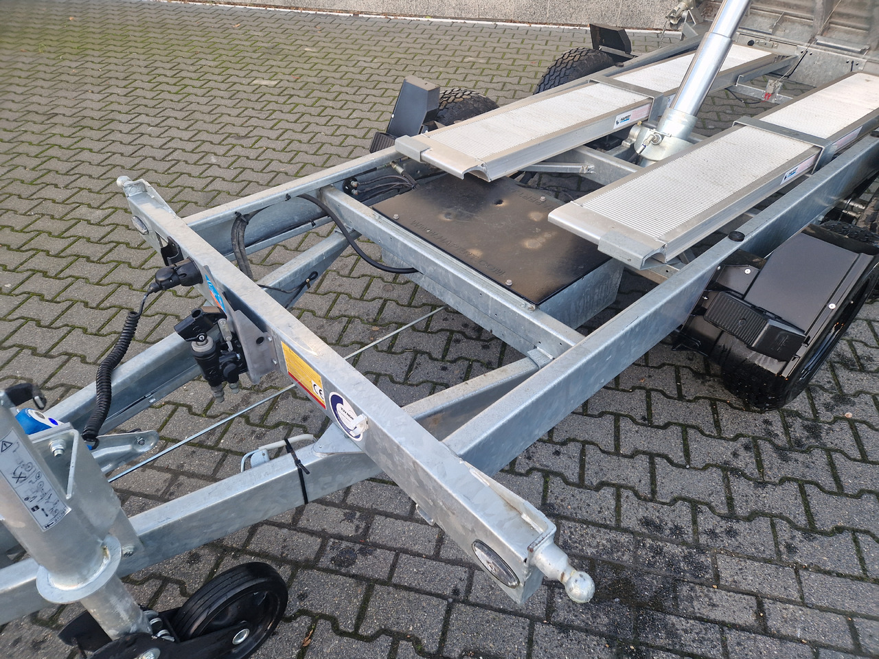 COBALT+ 335x180x40cm black +40cm hohe Aluwände Elektro Rampen Stützen Parabelfederung 3500kg - Remorque benne: photos 3 COBALT+ 335x180x40cm black +40cm hohe Aluwände Elektro Rampen Stützen Parabelfederung 3500kg - Remorque benne: photos 3