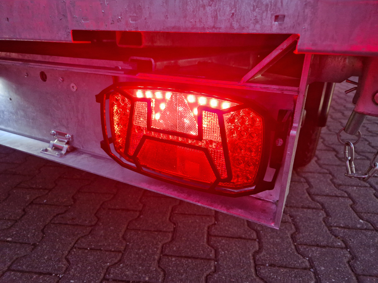 COBALT+ 335x180x40cm black +40cm hohe Aluwände Elektro Rampen Stützen Parabelfederung 3500kg - Remorque benne: photos 4 COBALT+ 335x180x40cm black +40cm hohe Aluwände Elektro Rampen Stützen Parabelfederung 3500kg - Remorque benne: photos 4