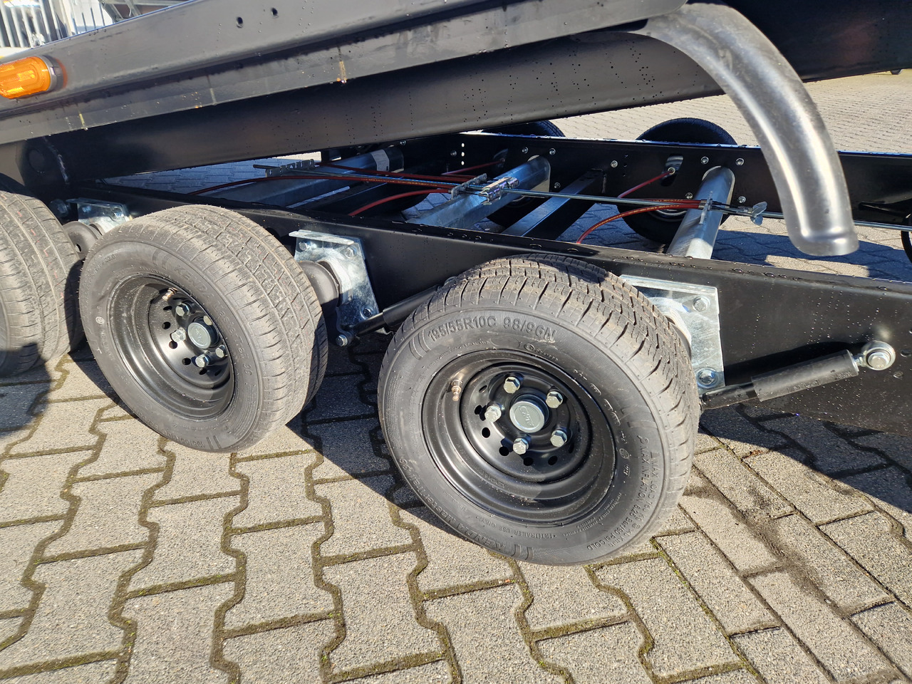 Cartrailer Expert 3560 easyload black 600x216cm hydr. kippbar Premium black Tridem 10" 100kmH 3500kg - Remorque porte-voitures: photos 5 Cartrailer Expert 3560 easyload black 600x216cm hydr. kippbar Premium black Tridem 10" 100kmH 3500kg - Remorque porte-voitures: photos 5