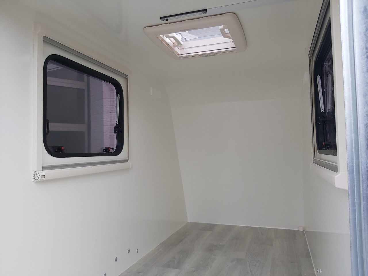 Kargo Camp TFS S Mini 250x125x150cm aero Reling 2 Fenster Dachluke (S) 750kg Abverkauf - Caravane: photos 5 Kargo Camp TFS S Mini 250x125x150cm aero Reling 2 Fenster Dachluke (S) 750kg Abverkauf - Caravane: photos 5