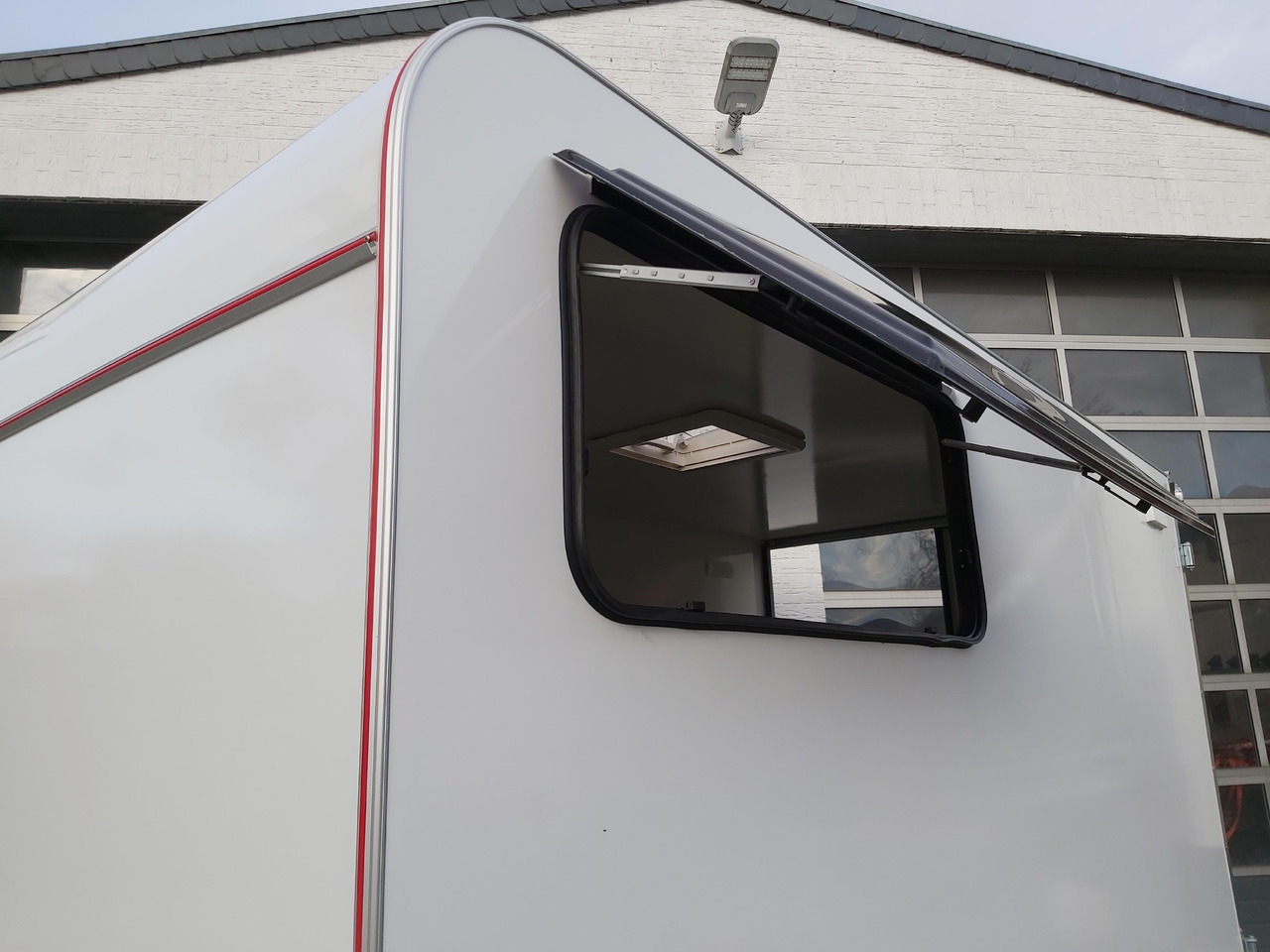 Koffer Sport Camp TFS 360.00 360x180x190cm aero Seitentür Fenster Dachlüfter 12V 1500kg 100km/H - Remorque fourgon: photos 5 Koffer Sport Camp TFS 360.00 360x180x190cm aero Seitentür Fenster Dachlüfter 12V 1500kg 100km/H - Remorque fourgon: photos 5