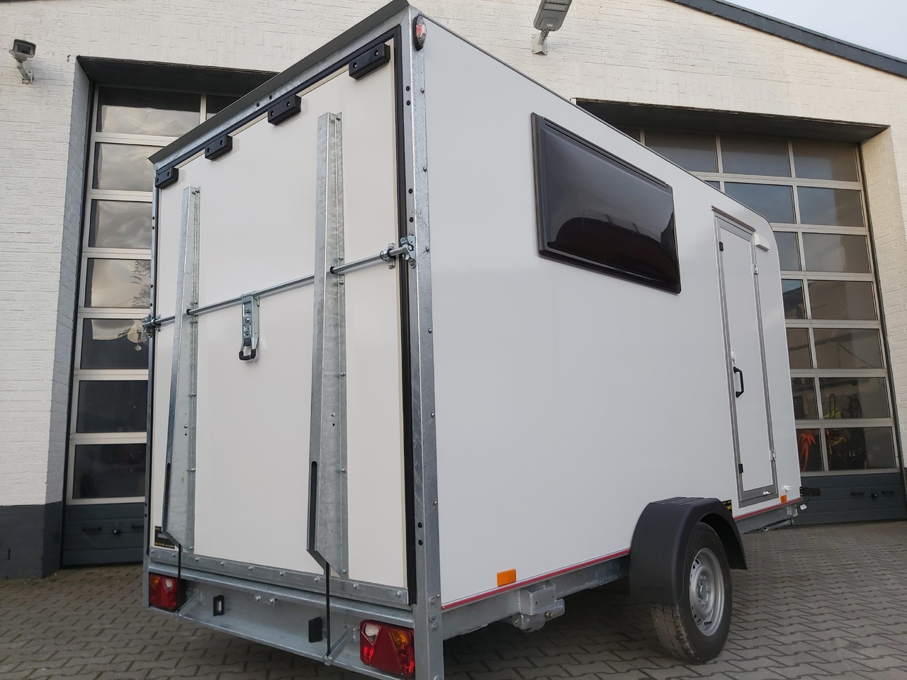 Koffer Sport Camp TFS 360.01 360x180x190cm aero Heckrampe Seitentür 2 Fenster DL IL 230 1300kg 100km - Remorque fourgon: photos 4 Koffer Sport Camp TFS 360.01 360x180x190cm aero Heckrampe Seitentür 2 Fenster DL IL 230 1300kg 100km - Remorque fourgon: photos 4