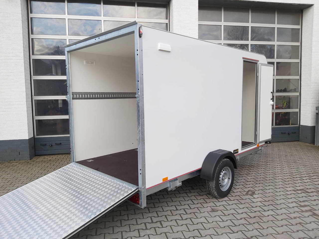 Koffer Sport Camp TFS 360.01 360x180x190cm aero Heckrampe Seitentür Fenster DL IL 1500kg 100km/H - Remorque fourgon: photos 1 Koffer Sport Camp TFS 360.01 360x180x190cm aero Heckrampe Seitentür Fenster DL IL 1500kg 100km/H - Remorque fourgon: photos 1