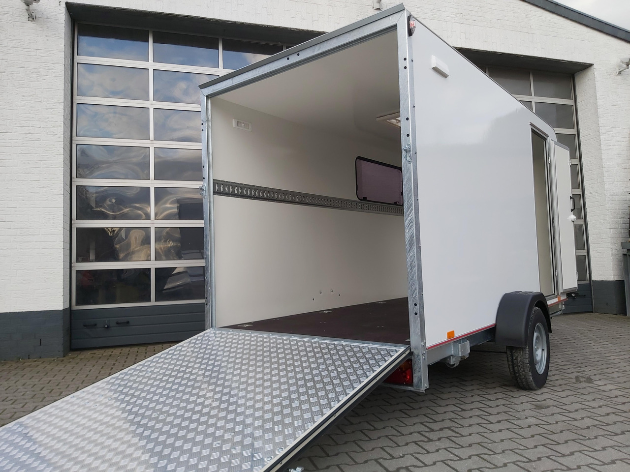 Koffer Sport Camp TFS 360.01 360x180x190cm aero Heckrampe Seitentür Fenster DL IL 1500kg 100km/H - Remorque fourgon: photos 2 Koffer Sport Camp TFS 360.01 360x180x190cm aero Heckrampe Seitentür Fenster DL IL 1500kg 100km/H - Remorque fourgon: photos 2
