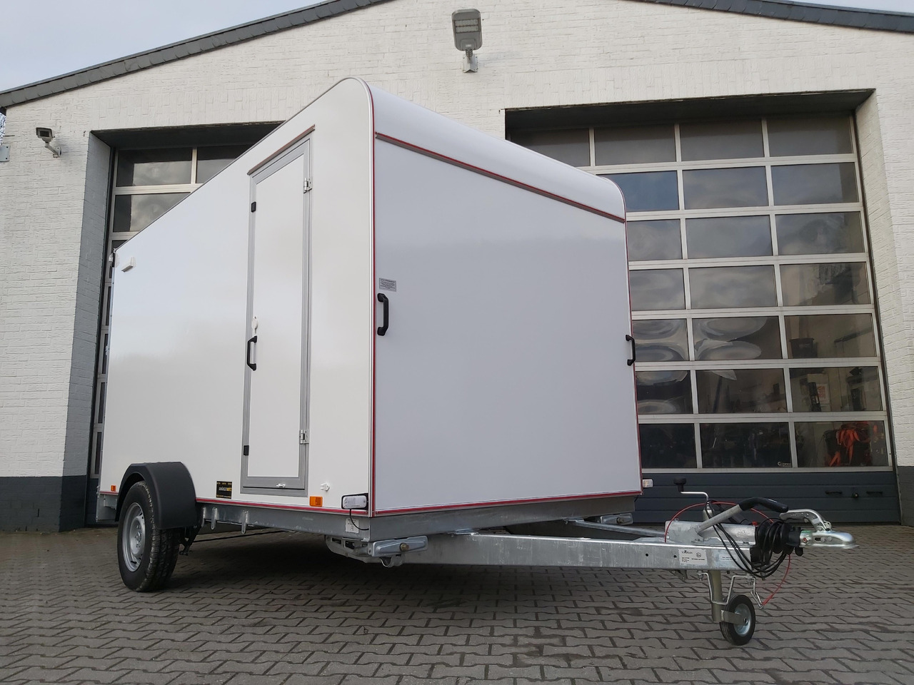 Koffer Sport Camp TFS 360.01 360x180x190cm aero Heckrampe Seitentür Fenster DL IL 1500kg 100km/H - Remorque fourgon: photos 4 Koffer Sport Camp TFS 360.01 360x180x190cm aero Heckrampe Seitentür Fenster DL IL 1500kg 100km/H - Remorque fourgon: photos 4