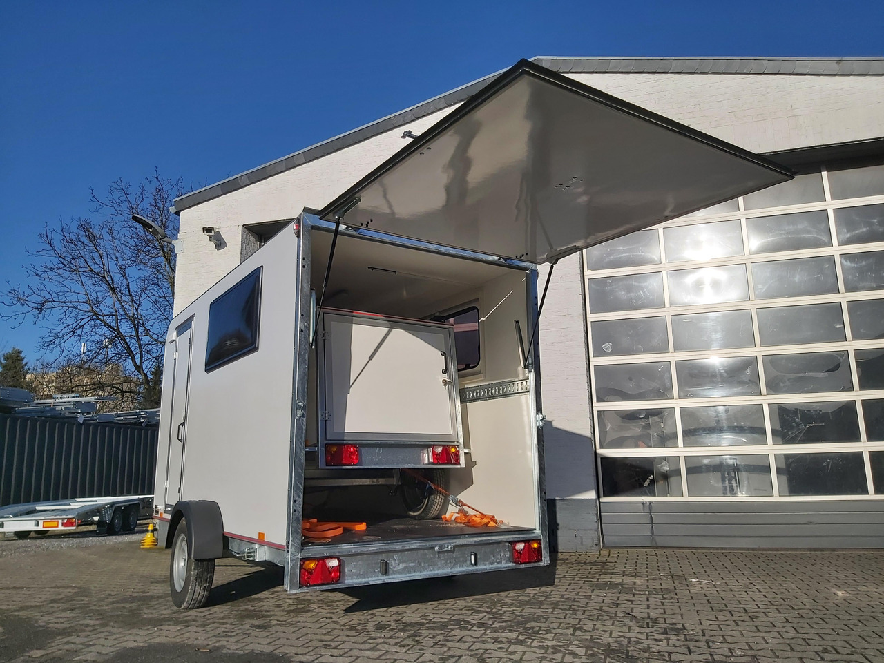 Koffer Sport Camp TFS 360.02 360x180x190cm Heckklappe Seitentür 2 Fenster+ Dachl. 230V 1300kg 100kmH - Remorque fourgon: photos 4 Koffer Sport Camp TFS 360.02 360x180x190cm Heckklappe Seitentür 2 Fenster+ Dachl. 230V 1300kg 100kmH - Remorque fourgon: photos 4