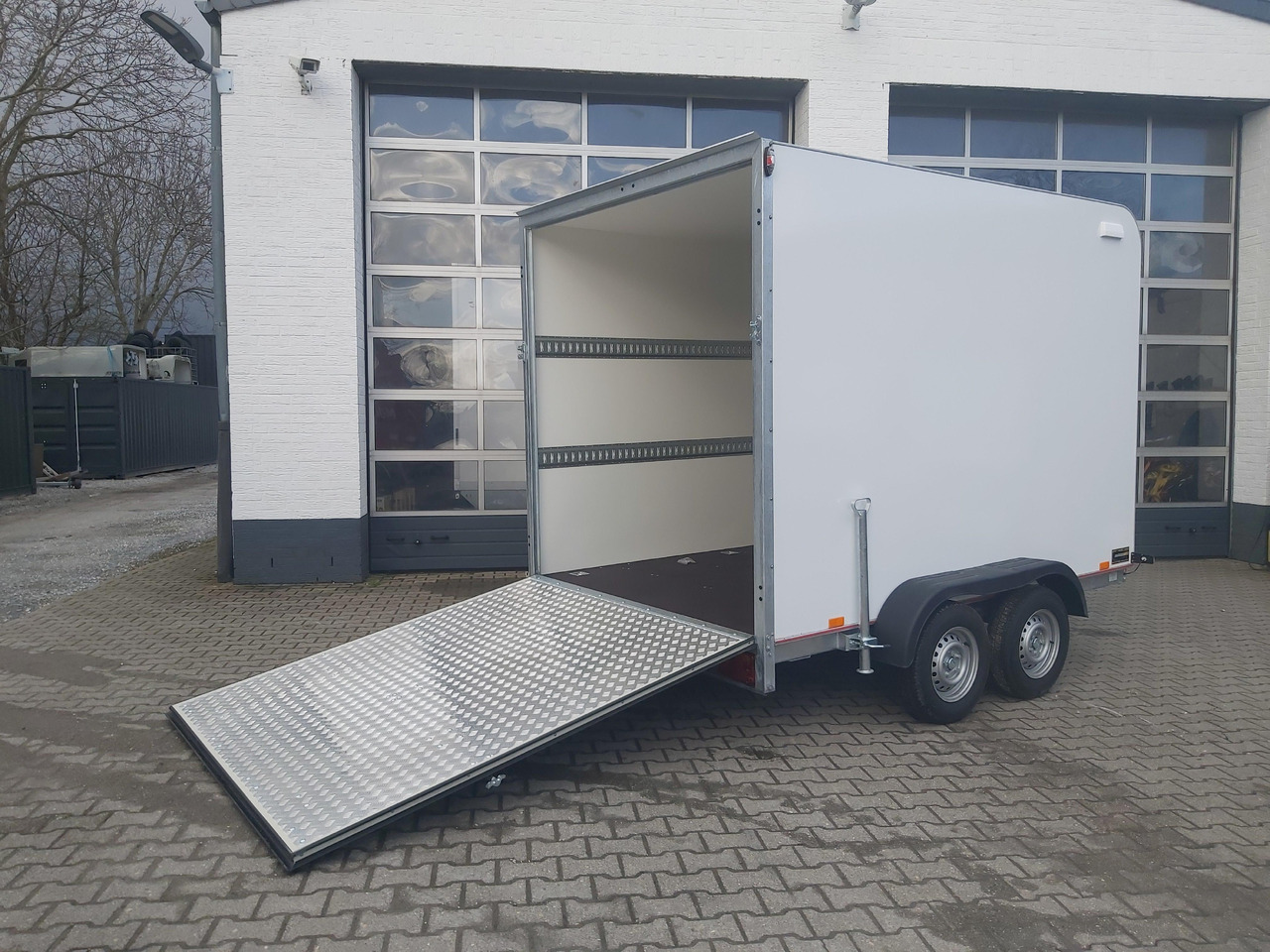 Koffer TFS 300T.01 2700 300x200x210cm aero Heckrampe Zurrsystem 100km/H 2700kg - Remorque fourgon: photos 2 Koffer TFS 300T.01 2700 300x200x210cm aero Heckrampe Zurrsystem 100km/H 2700kg - Remorque fourgon: photos 2